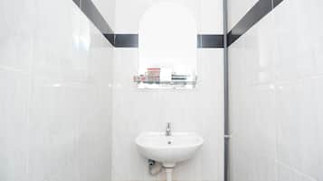 Standard Double Room | Bathroom | Shower, towels