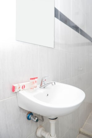 Quarto casal standard | Banheiro | Chuveiro, toalhas de banho