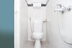 Standard Double Room | Bathroom | Shower, towels - Hotel O Candi Residence (Semarang)