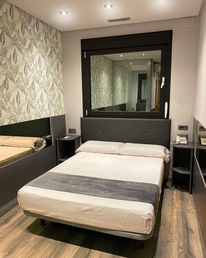 Double Room | Down comforters, free WiFi, bed sheets - Hotel Fabrik (Humanes de Madrid)