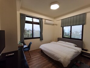 Kamar Double Standar | Meja kerja, tirai kedap cahaya, Wi-Fi gratis, dan seprai linen