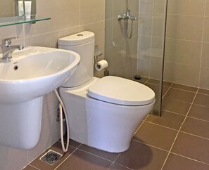 Appartement Deluxe | Salle de bain | Douche, douche à « effet pluie », articles de toilette gratuits