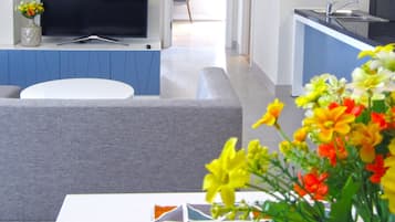 Apartamento Deluxe | Zona de estar | Una televisión de pantalla plana