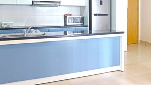 Căn hộ Deluxe | Bếp riêng | Tủ lạnh, lò vi sóng, bếp nấu, ấm điện 
