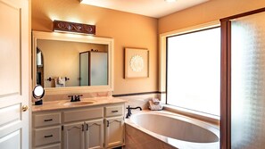 Bathtub, hair dryer, towels - West Sedona, Walk to Sugarloaf Trls, Jacuzzi (Sedona)