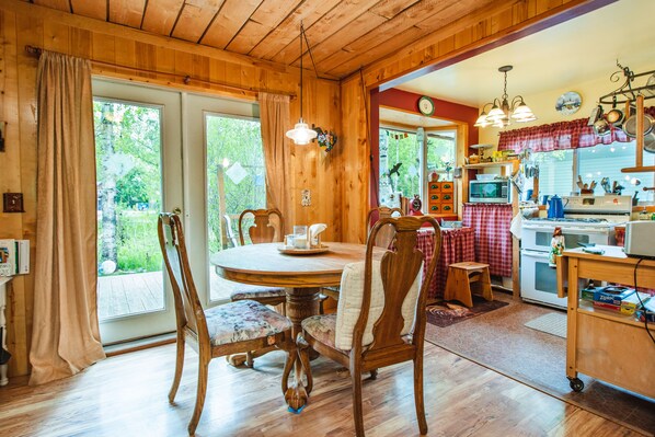 Dining - Twiggs Place - historic downtown house (Talkeetna)