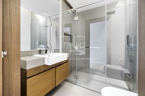 Appartement familial, 2 chambres, balcon, vue sur la ville | Salle de bain | Séchoir à cheveux, bidet, serviettes fournies