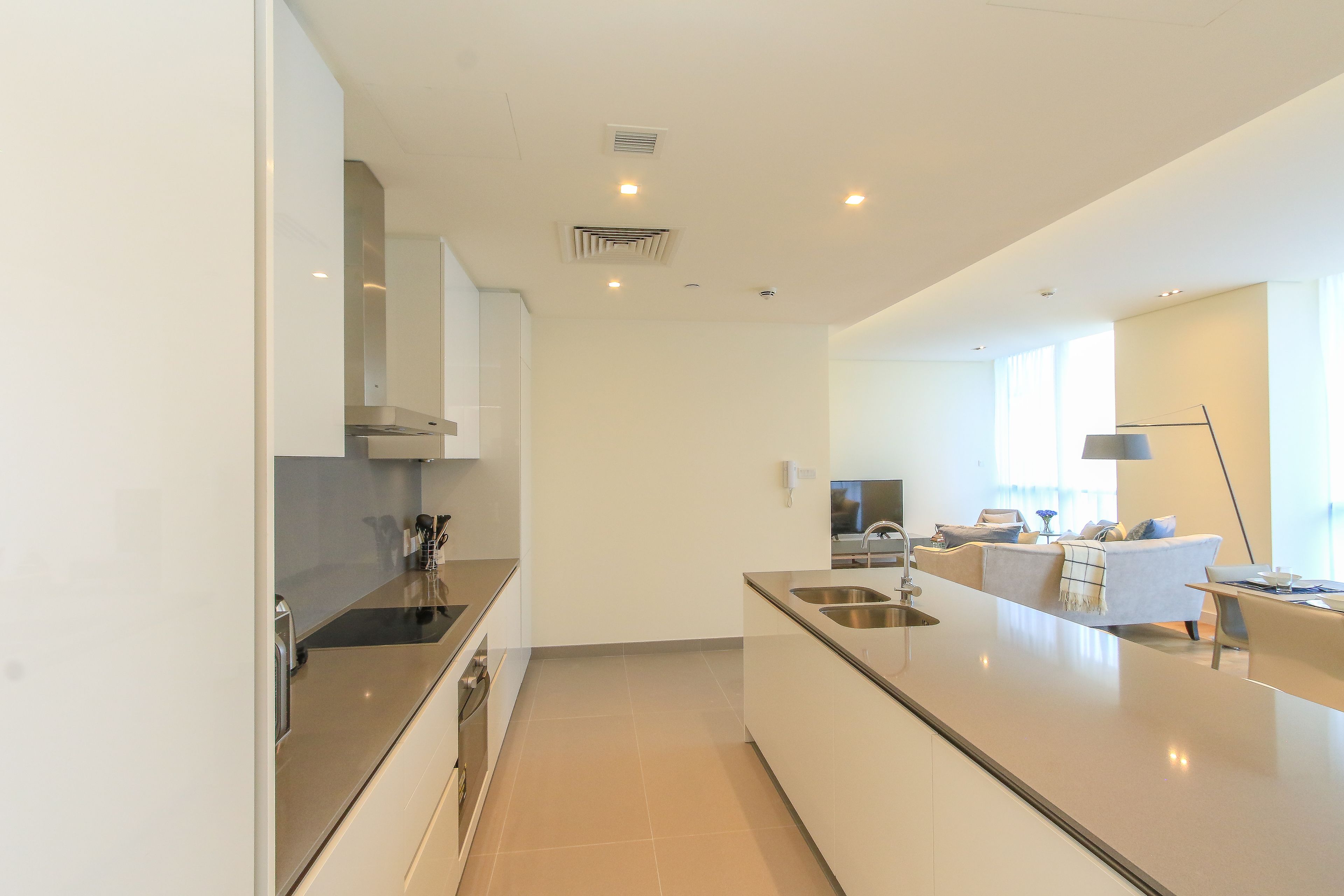 DHH - High Floor 2 Beds Close To Mazaya Centre City Walk B22 | Cozinha privada | Geladeira, micro-ondas, fogão, cooktop