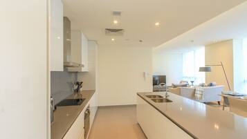 DHH - High Floor 2 Beds Close To Mazaya Centre City Walk B22 | Cozinha privada | Geladeira, micro-ondas, fogão, cooktop