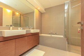 Familie appartement | Badkamer | Een haardroger, een bidet, handdoeken