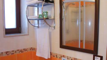 Camera (Sud) | Bagno | Doccia, soffione a pioggia, asciugacapelli, accappatoio