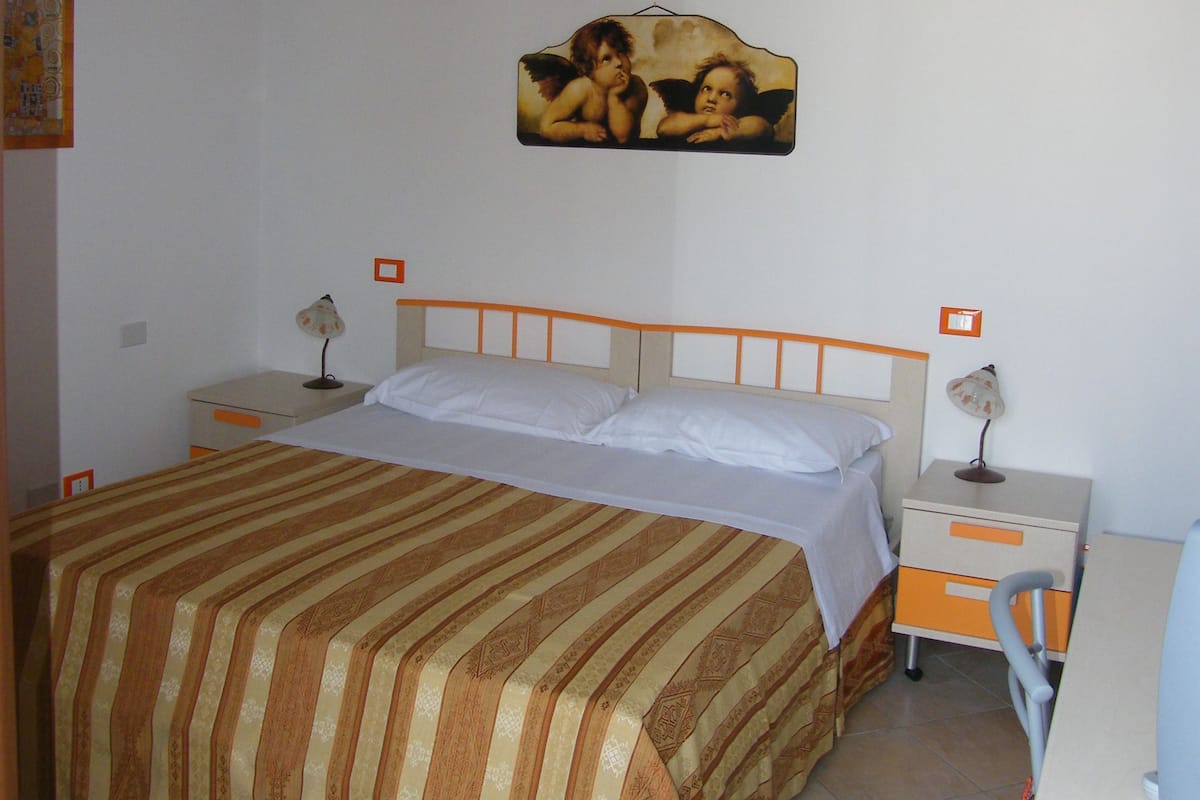 Habitación (Sud) | Escritorio, wifi gratis, ropa de cama