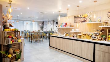 Petit déjeuner buffet (17 EUR par personne)