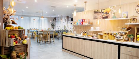 Frukostbuffé varje dag (EUR 17 per person)