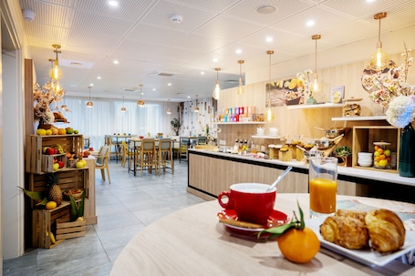 Colazione a buffet a pagamento, servita tutte le mattine . Residhome Saint Ouen