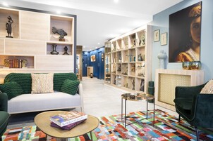 Área de estar no saguão