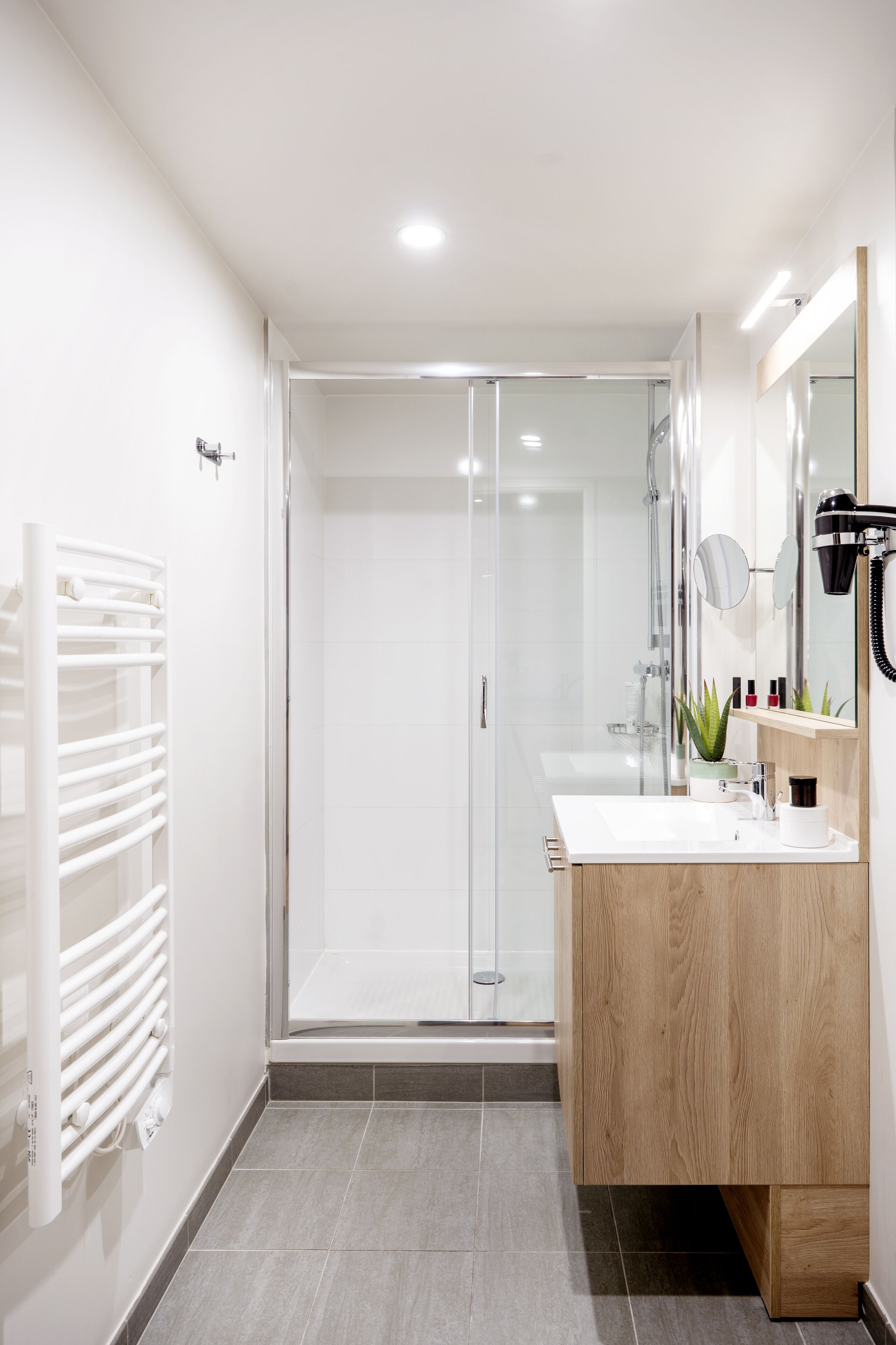 Dusj, toalettartikler (inkludert), hårføner og håndklær