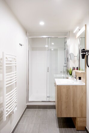 Een douche, gratis toiletartikelen, een haardroger, handdoeken