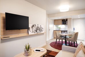 Appartement | Privékitchenette | Een koelkast, een magnetron, een kookplaat, een vaatwasser