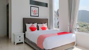 Escritorio, wifi gratis y ropa de cama