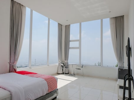 Escritorio, wifi gratis y ropa de cama