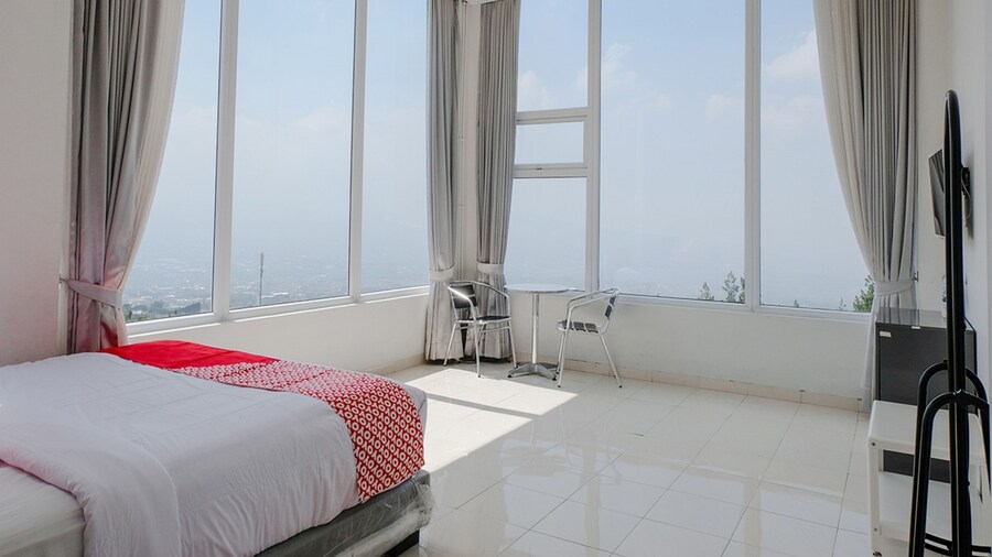 Hotel O Batu near Jatim Park formerly Villa Bukit Panderman Residence