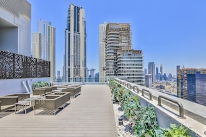 Bar au bord de la piscine