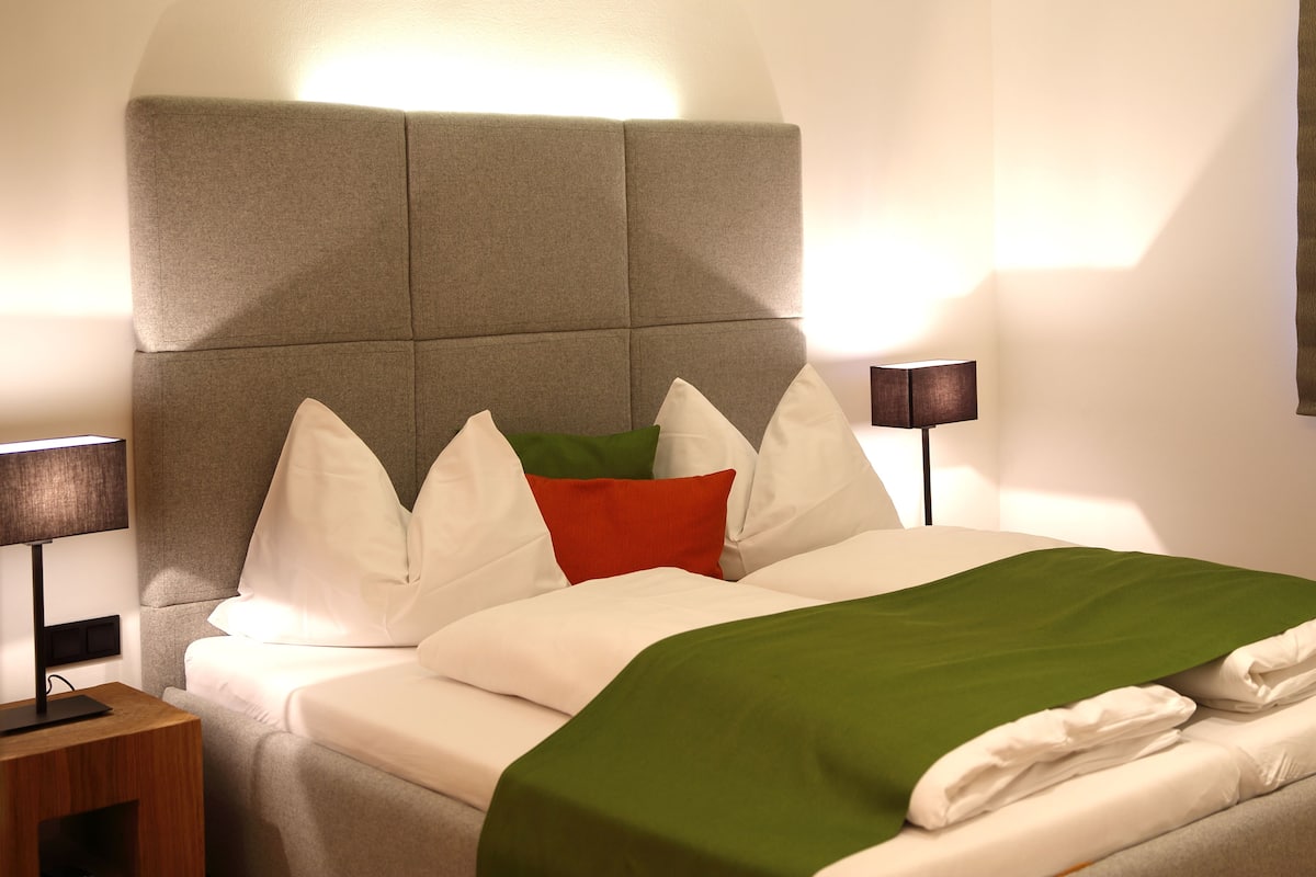 2 bedrooms, premium bedding, in-room safe, desk