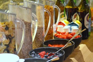 A buffet with various food items and beverages. - MountainVita (Untertauern)