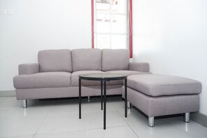 Deluxe-Suite | Wohnbereich | Flachbildfernseher