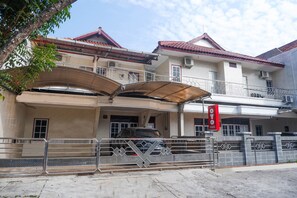 Exterior - OYO 1284 Executive Residence (Semarang)