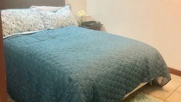 1 slaapkamer, een strijkplank/strijkijzer, gratis wifi, beddengoed