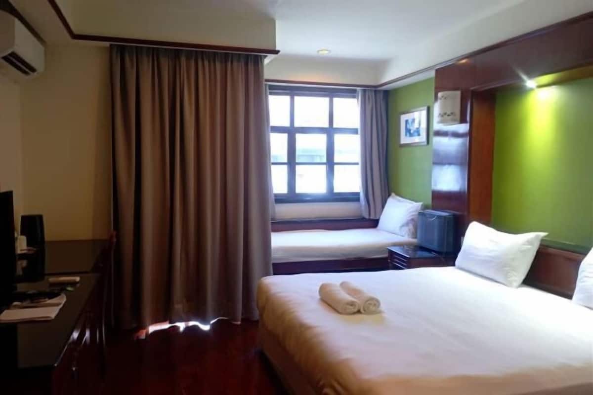 1 habitación, escritorio, tabla de planchar con plancha y ropa de cama