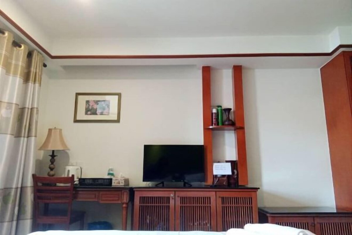 Escritorio, tabla de planchar con plancha y ropa de cama 