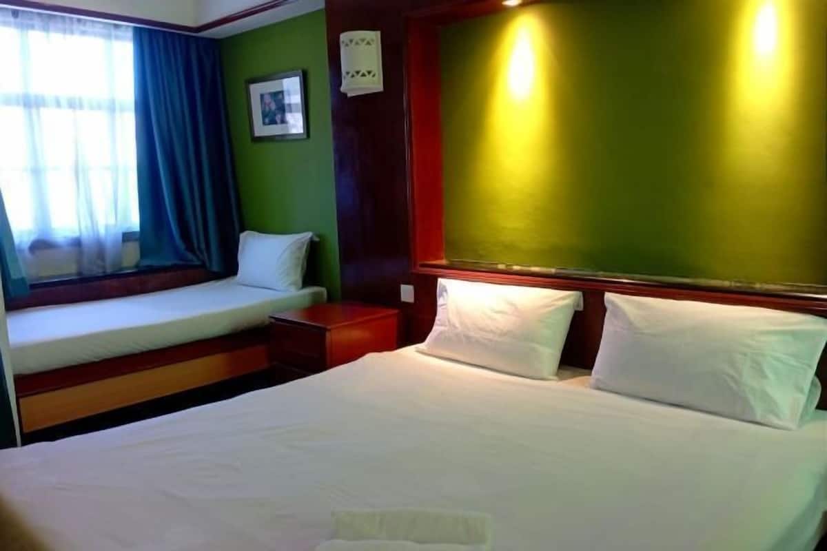1 habitación, escritorio, tabla de planchar con plancha y ropa de cama