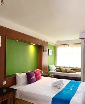 مكتب ومكواة/لوح كي وملاءات أسرّة