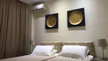Minibar, free WiFi, bed sheets