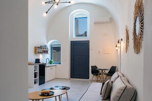 Flat-screen TV - Echo Suites (Santorini)