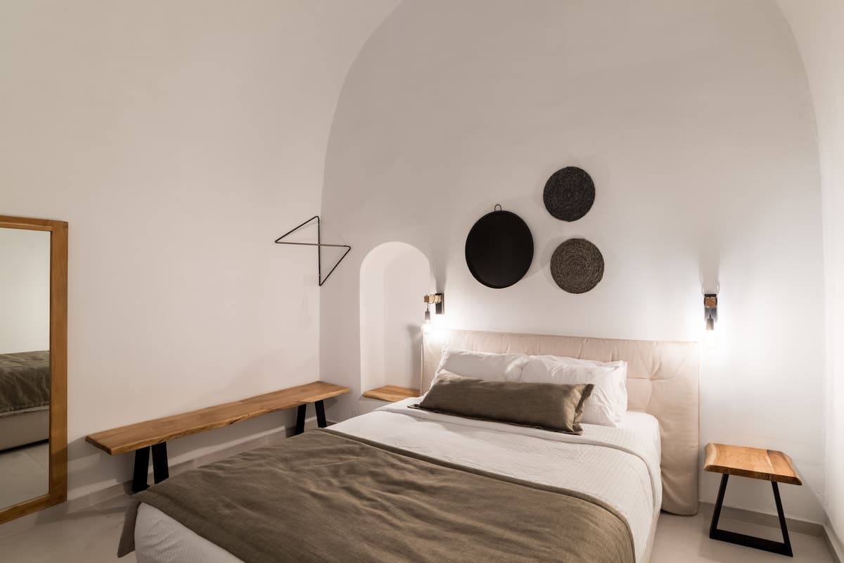 Apartment (Cave 1) | 1 bedroom, in-room safe, desk, blackout drapes