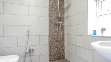 Casa empresarial | Bany | Dutxa, articles de tocador gratuïts, assecador de cabells i tovalloles