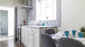 Business House | Private kitchen | Full-size fridge, microwave, oven, stovetop