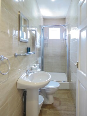 Business House | Bathroom | Shower, free toiletries, hair dryer, towels - Tudors eSuites Birmingham Townhouse for Contractors (Birmingham)