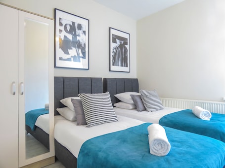 Business House | 5 bedrooms, individually decorated, individually furnished, desk