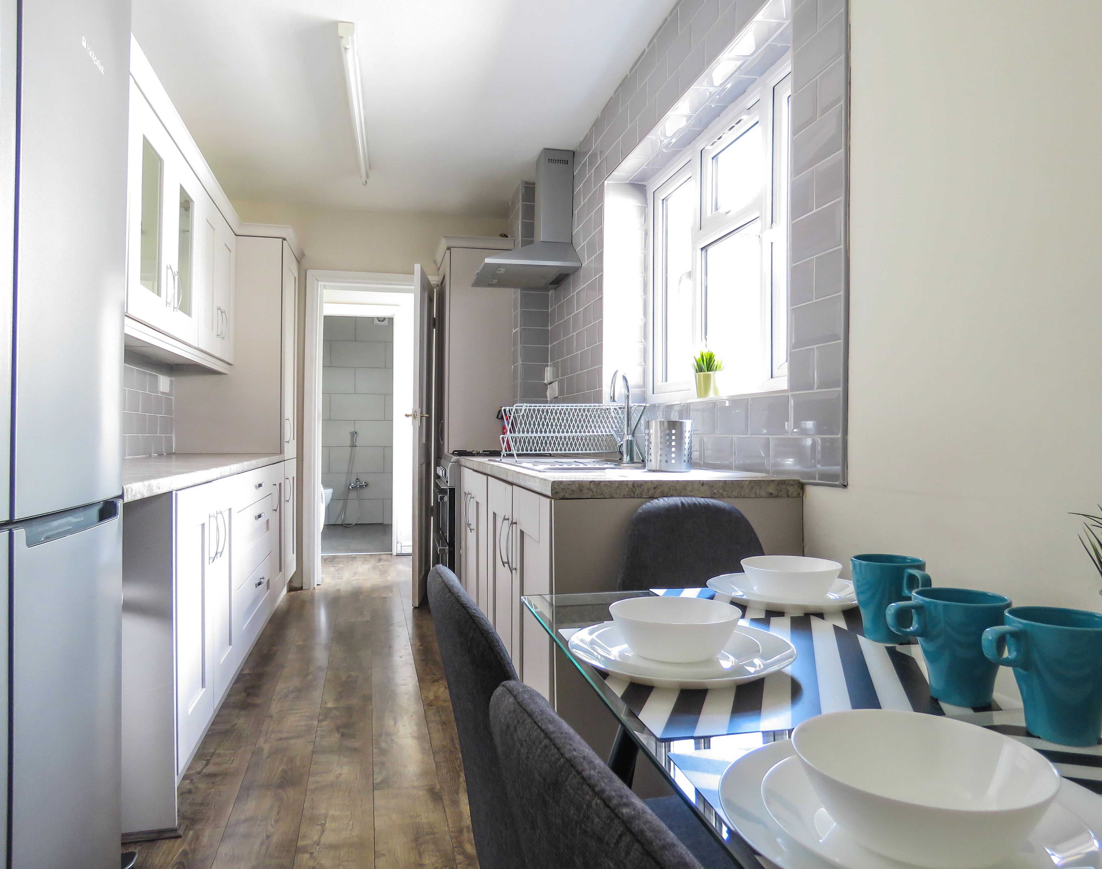 Business House | Private kitchen | Full-size fridge, microwave, oven, stovetop