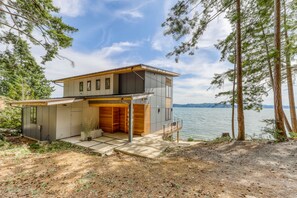 Exterior - Family & dog-friendly waterfront home w/ free WiFi & a full kitchen (Brinnon)