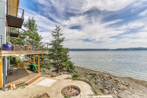 Terrace/patio - Family & dog-friendly waterfront home w/ free WiFi & a full kitchen (Brinnon)