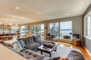 TV, DVD player, foosball, books - Family & dog-friendly waterfront home w/ free WiFi & a full kitchen (Brinnon)