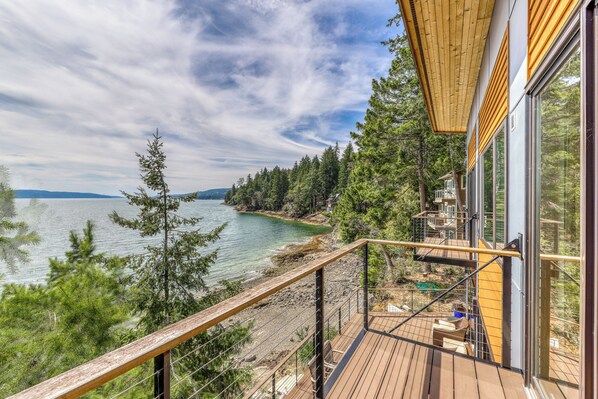 Property grounds - Family & dog-friendly waterfront home w/ free WiFi & a full kitchen (Brinnon)