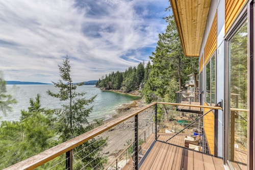 Family & dog-friendly waterfront home w/ free WiFi & a full kitchen