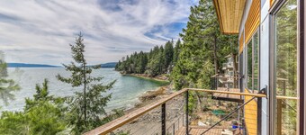 Family & dog-friendly waterfront home w/ free WiFi & a full kitchen